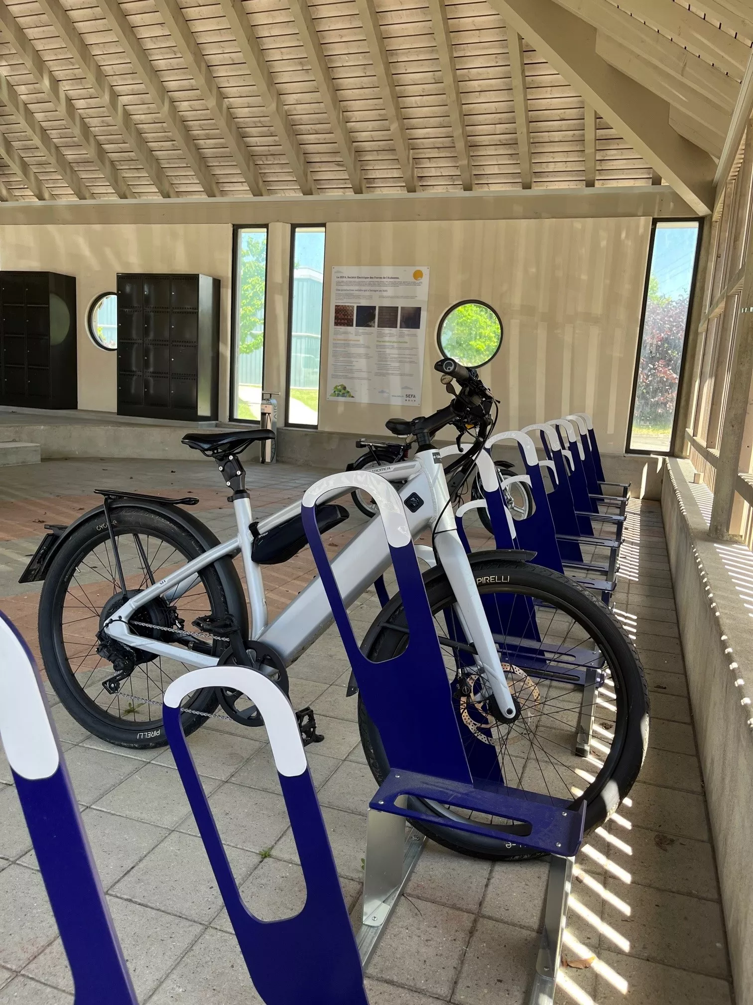 Couvert à vélo Couvert à vélos avec casiers
